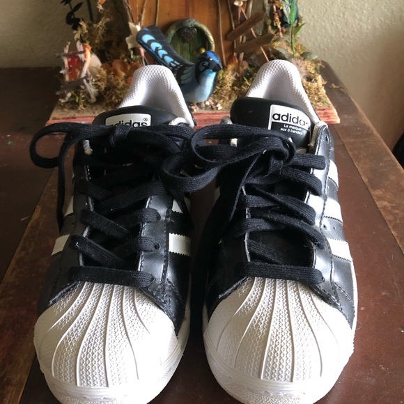 Adidas shell toes sneaker. - Picture 2 of 4